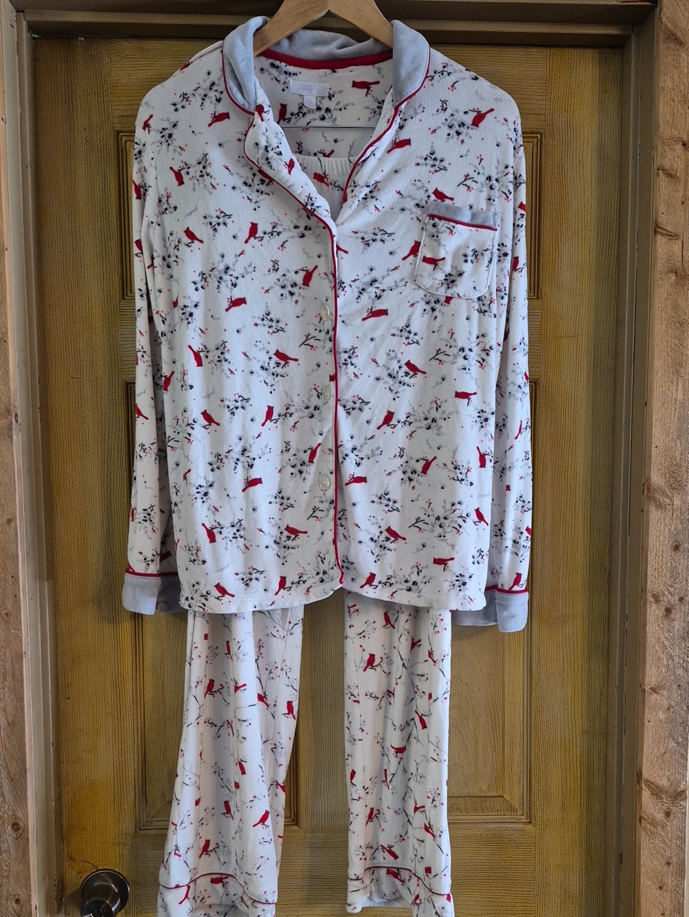 Secret Treasure Cardinal Print Long Sleeve Pant Pajama Set Med Soft Button Up